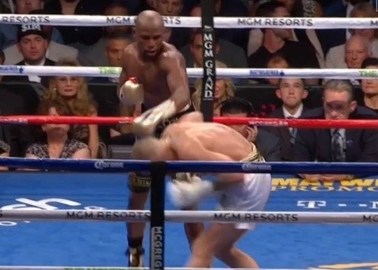 Mayweather_vs_Mcgregor_jab_duck_round_9_rz540.jpg