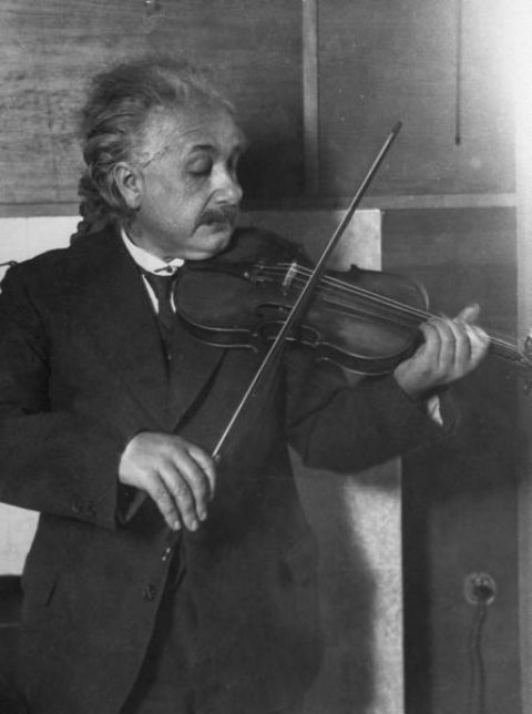 Einstein playing violin RZ.jpg