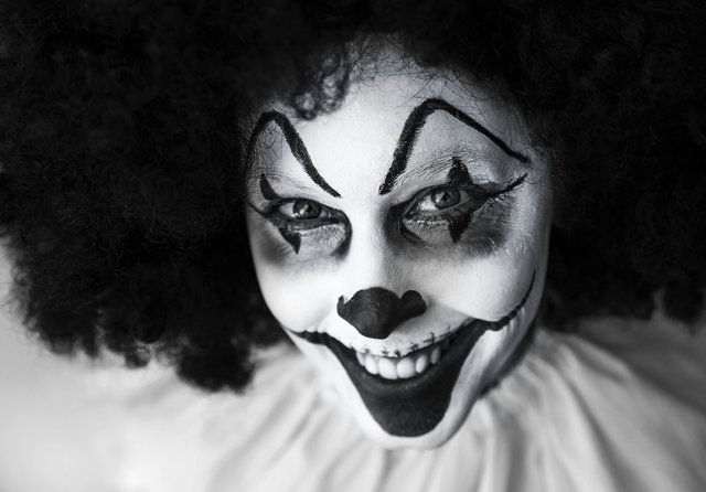 clown-creepy-grinning-facepaint-39242.jpg