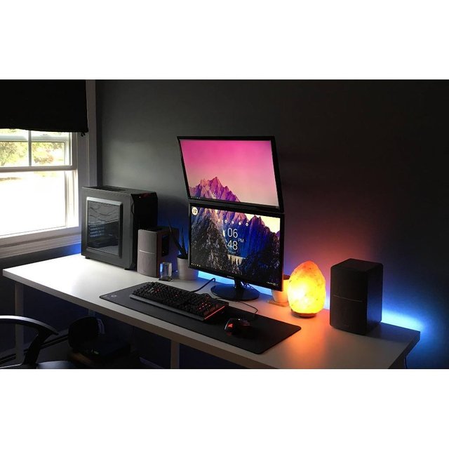 Awesome Minimalistic Battlestation With Clean Dual Monitor Setup