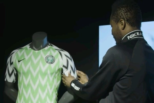 1528296777_Mikel-Obi-inspecting-New-Jersey.jpg