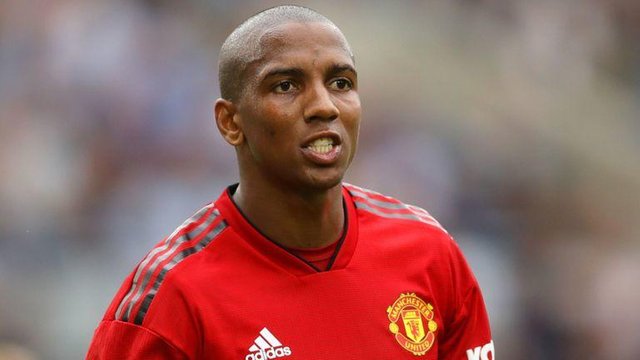 1542086959_jblsnxExTUuEirWGlcsQ_skysports-ashley-young-manchester_4485629.jpg