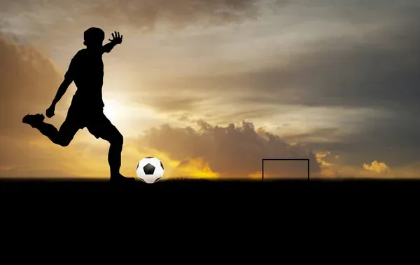 Silhouette of a player shooting football on goal at the outdoor — Stock Photo, Image