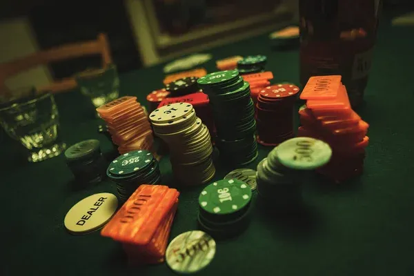 Poker Chips Stacked Neatly Green Textured Table Focus Chips Shallow — Stock Photo, Image