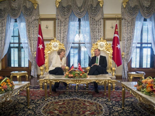 Merkel und Erdo&gbreve;an zu Beginn ihres Treffens im Yildiz Palast - Getty Images Europe