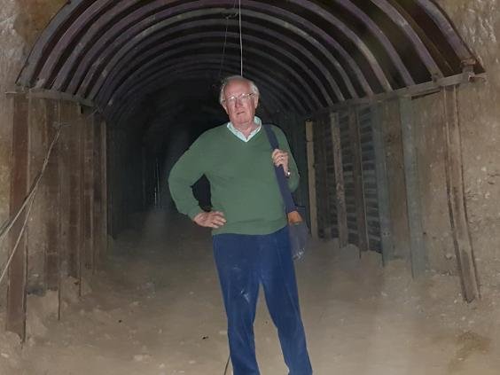 Der Korrespondent von 'Independent Middle East' Robert Fisk in einem der kilometerlangen Tunnels, die unter Duma von Gefangenen der syrischen Rebellen gehauen wurden. Bild: Yara Ismail