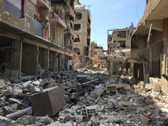 Schutt füllt eine Straße in Duma, der Ort eines mutmaßlichen Giftgasangriffs in der Nähe von Damaskus (AP)