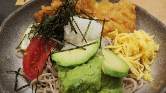 アボカドと鶏天そばアップ.png