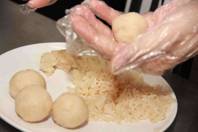 these-are-the-3-alleged-origin-theories-you-didnt-know-about-melakas-chicken-rice-balls-world-of-buzz-1024x683.jpg