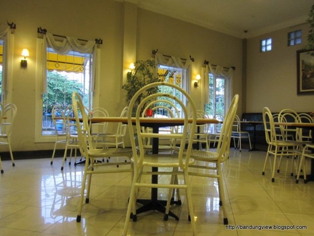 interior_rasa_bakery_cafe_bandung_2.JPG