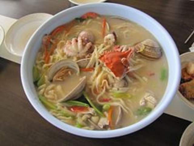 Haemulkalguksu_(seafood_kalguksu).jpg