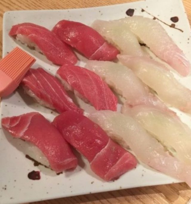 참치랑선어 붓에간장바르기.JPG