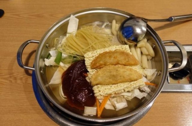 기본떡볶이 사리추가노라면튀김다들어.JPG