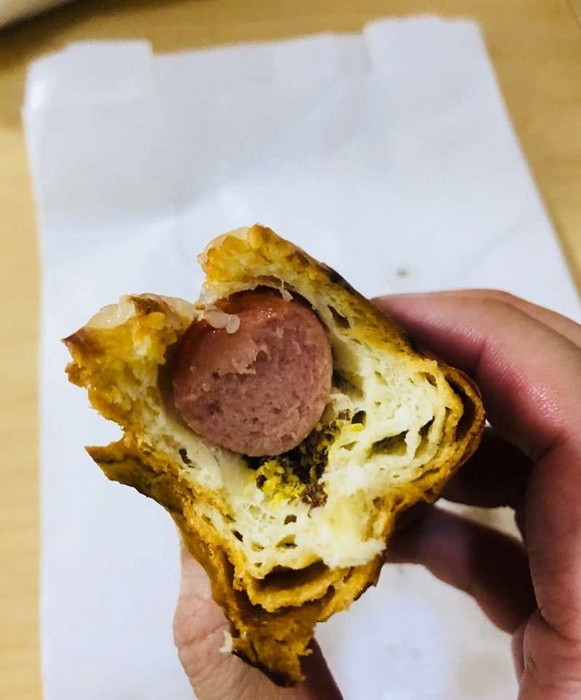 쏘세지빵 한입.jpg