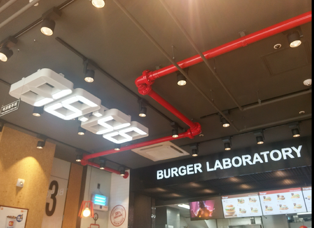 천장에 시계.png