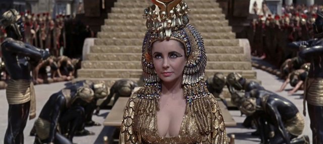 elizabeth-taylor-as-cleopatra-in-cleopatrab64e0.jpg