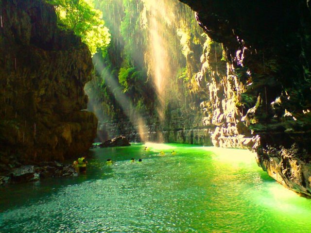 green-canyon-ciamis-tempat-di-indonesia-mirip-luar-negeri-768x576.jpg