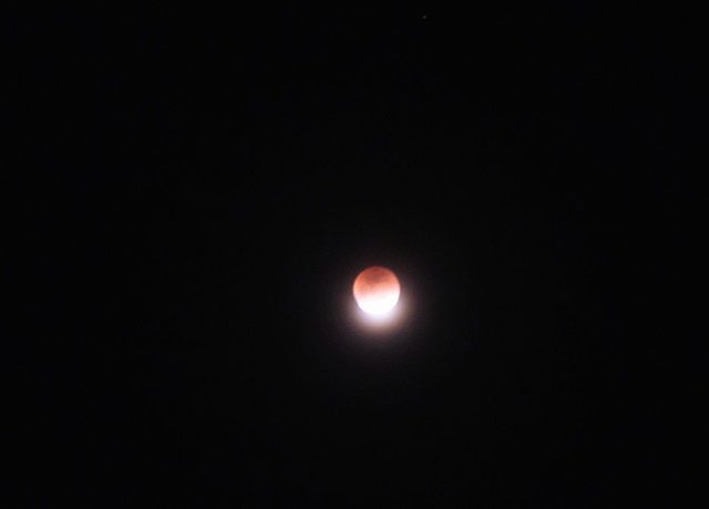 Total lunar eclipse02.jpg