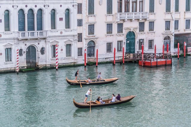 venice-italy-gondola-outdoor-161951.jpeg