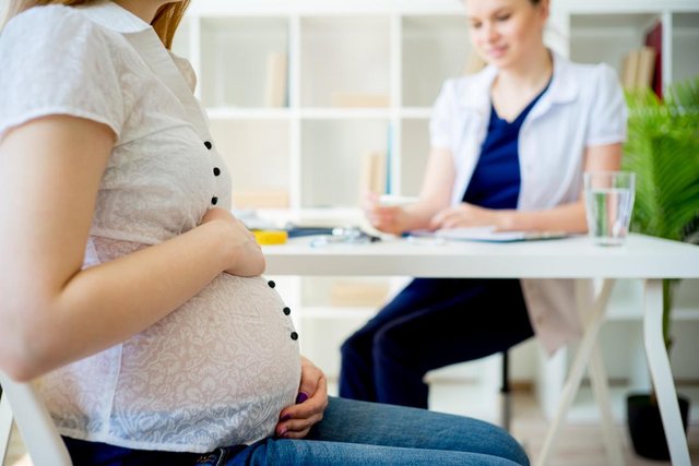 pregnant-woman-in-doctors-office.jpg