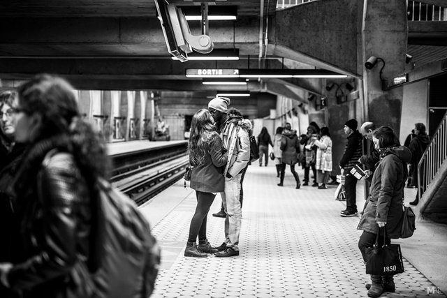 couples-kissing-hugging-public-spaces-black-white-photography-mikael-theimer-13.jpg