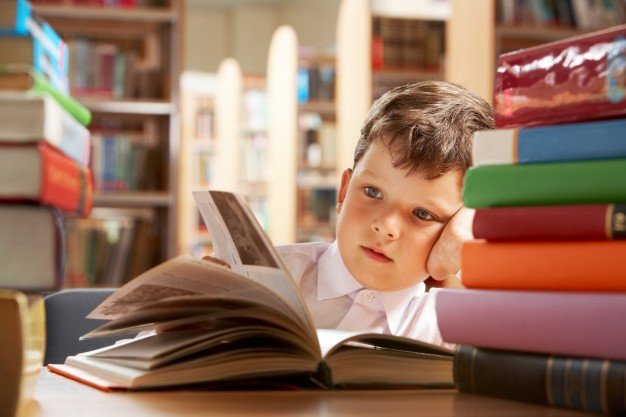 little-boy-studying-in-the-library_1098-605.jpg