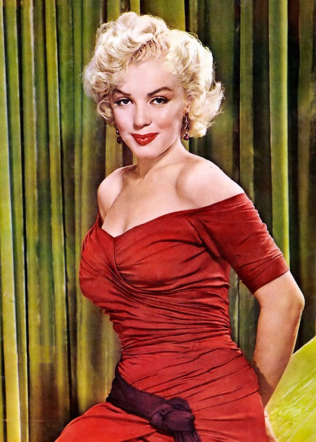 Marilyn_Monroe_in_1952.jpg