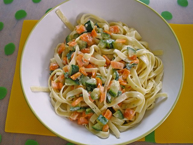 596624-960x720-spaghetti-mit-zucchini-moehren-rahmsauce.jpg