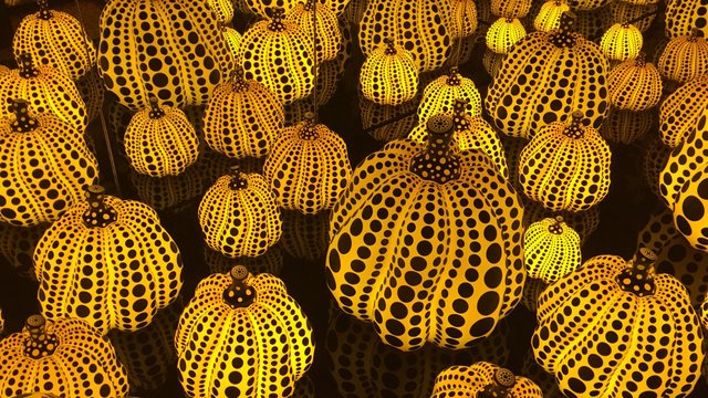 yayoi-kusama-infinity-mirror-room-pumpkins-dma-girlinchief.jpg