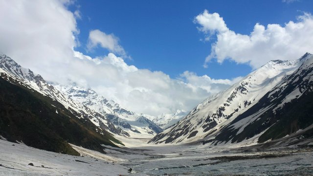 Frozen_Lake_Saif_ul_Malook,_Kaghan_valley,_Pakistan.jpg