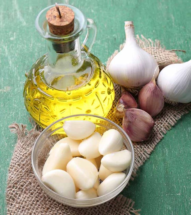 877_17-Best-Benefits-Of-Garlic-Oil-For-Skin-And-Health-527072669.jpg