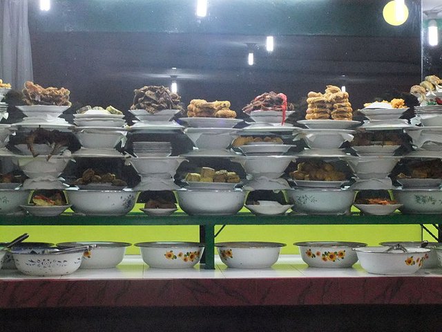 800px-Nasi_padang_dishes.JPG