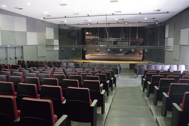 Plateia_e_palco_do_Teatro_Arthur_Azevedo.jpg