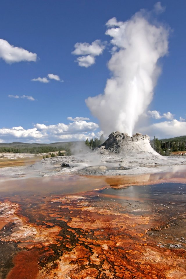 Yellowstone_Castle_Geysir.jpg