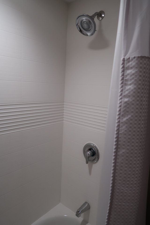 Shower and tub Towneplace Suites Marriott in Auburn, Alabama.JPG