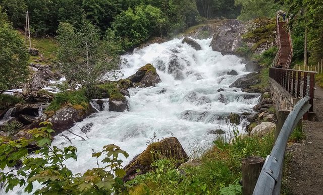 Geiranger_foss-min.jpg