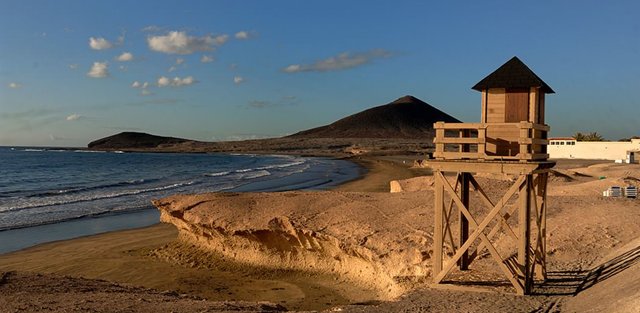 el_medano_con_la_montana_roja_en_el_fondo.jpg