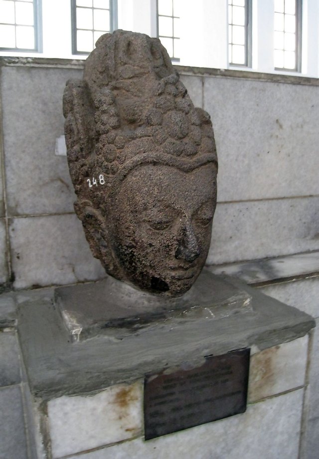 Avalokiteshvara_head_Aceh_Srivijaya_1.JPG