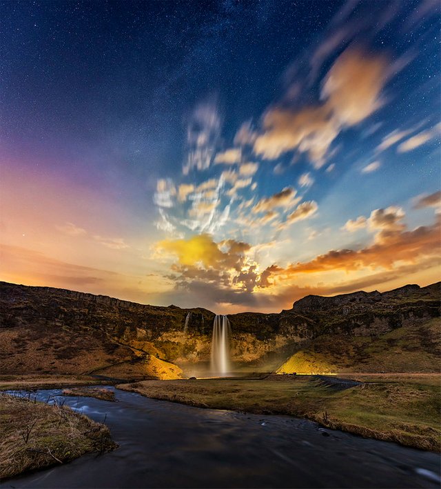 Seljalandsfoss by Night.jpg