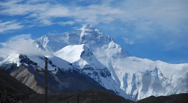 Look up at mount Qomolangma.jpg