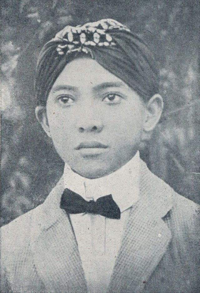 Sukarno_as_HBS_student_(1916),_Bung_Karno_Penjambung_Lidah_Rakjat_225.jpg