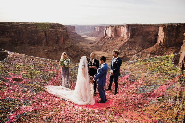 Marriage-done-at-120-meters-high-will-take-your-breath-away-5a65abd925d4c__880.jpg