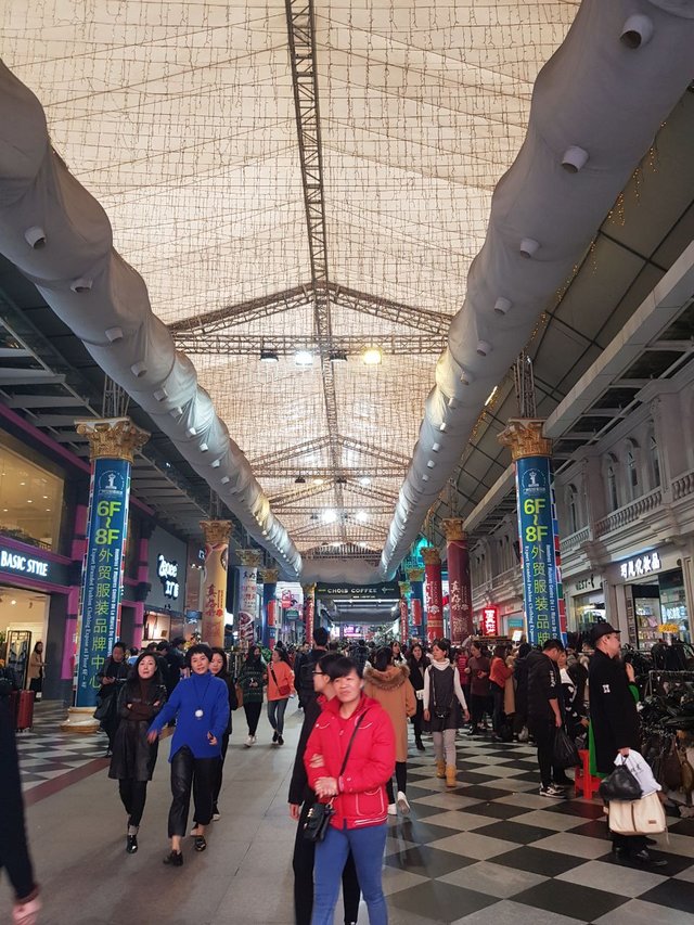 shopping lihua.jpg