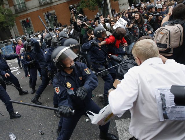 spain_riot_10.jpg