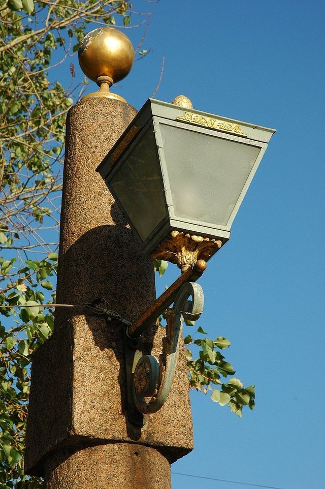 800px-Podiacheskii_bridge_St_Petersburg_Griboedova_canal_Lantern.jpg