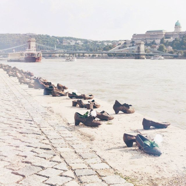 Shoe monument at the Donau.jpg