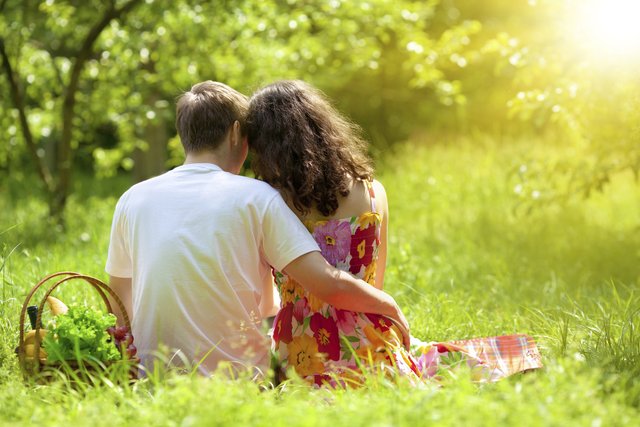 How-to-Plan-a-Romantic-Picnic.jpg