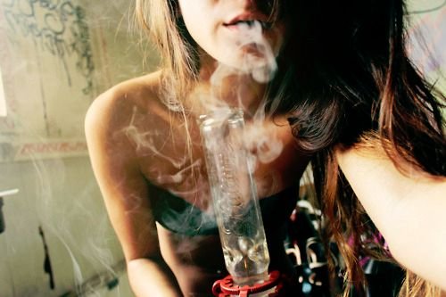 242f342aa3e4d5faedd64c6b9be720b2--stoner-girl-bong.jpg