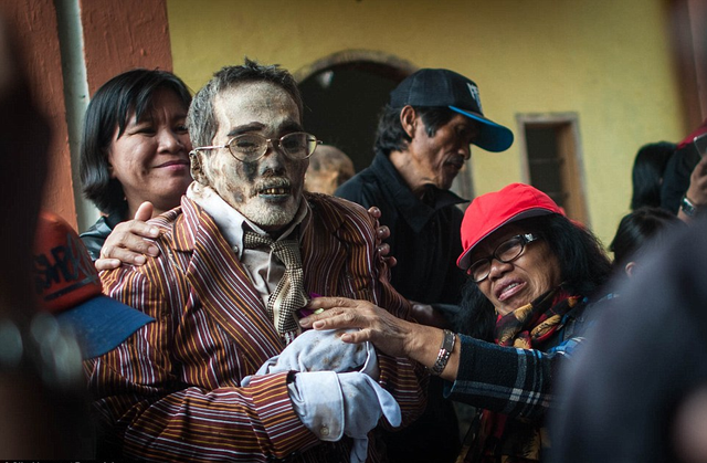 manene-festival-a-creepy-ritual-where-dead-relatives-are-dug-up-for-a-family-picture-every-3-years-world-of-buzz-8.png