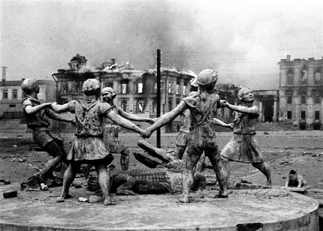 Statue in the center of Stalingrad after Nazi air strikes, 1942.jpg